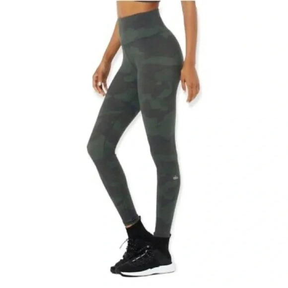 ALO Yoga Pants - women’s NWOT alo yoga hunter green camo leggings